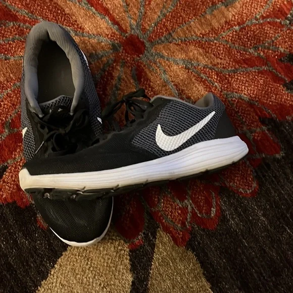 Women’s Nike Running Sneaker - Picture 3 of 5